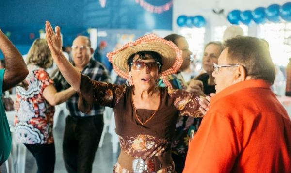 Em clima ‘julino’ idosos de Cotia retomam o Baile da 3ª idade