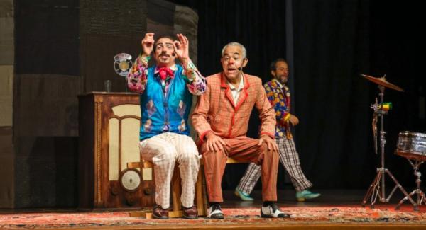 PÚBLICO PRESTIGIA PEÇA INFANTIL NO TEATRO MUNICIPAL