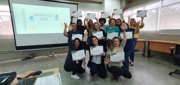 Colaboradores do Centro Administrativo de Cotia concluem Curso Básico de LIBRAS