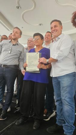 Em clima de muita festa, Prefeitura de Cotia faz entrega de matrículas para moradores do Jardim Belizário