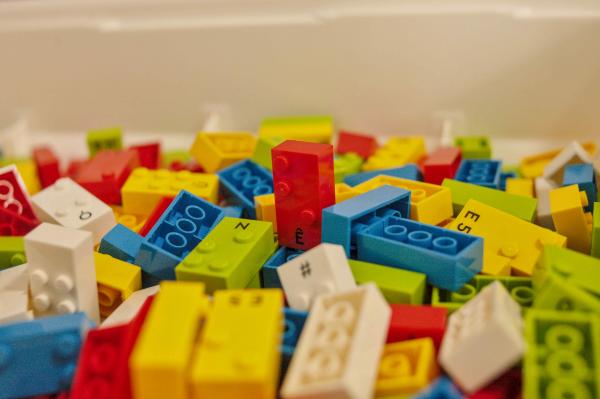 Cotia dá mais um salto na inclusão com parceria com o programa LEGO Braille Bricks