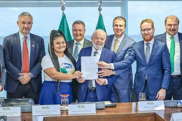 Vitória dos estudantes! Entregamos o PL do Ensino Médio para Lula﻿