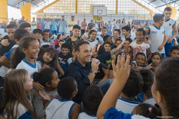 Rogério Franco entrega a quadra da EM Pref. Ivo Mário Isaac Pires, em Caucaia